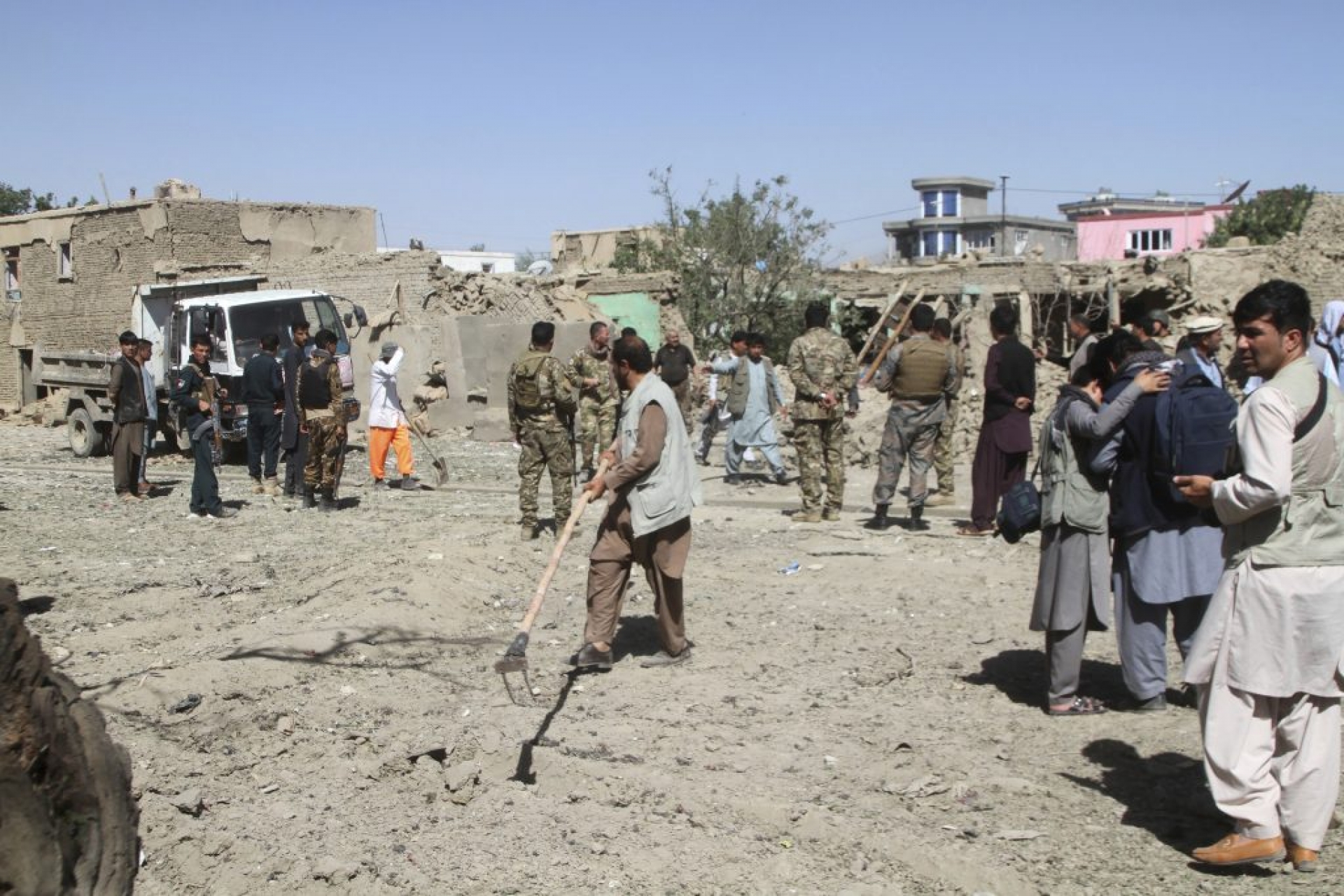 Menos se inmola con bomba en Afganistan, atentado suicida deja 6 muertos