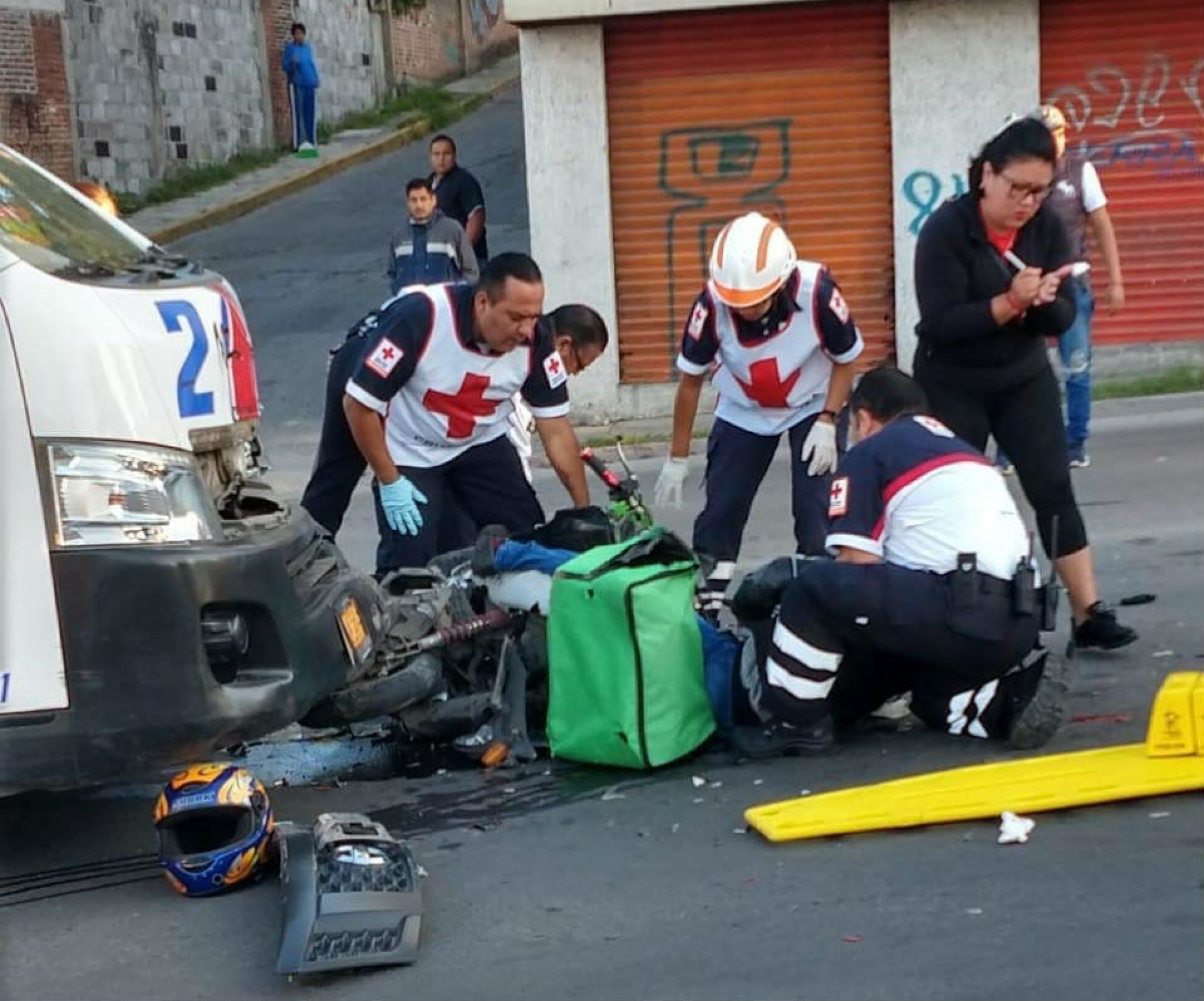 Pareja sufre accidente en motocicleta, en la avenida Plan de Ayala