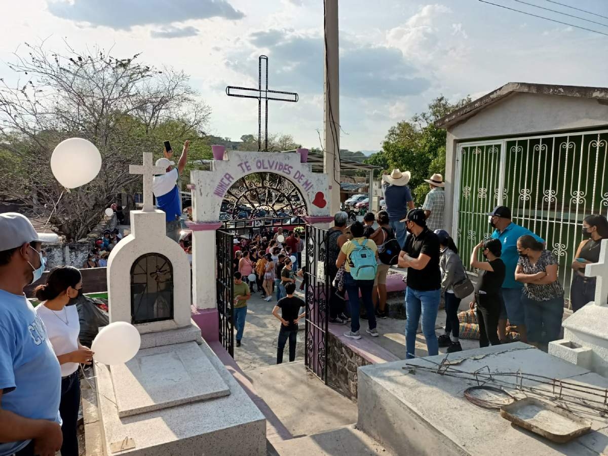 Familiares y amigos dan último adiós a Laura Yanet