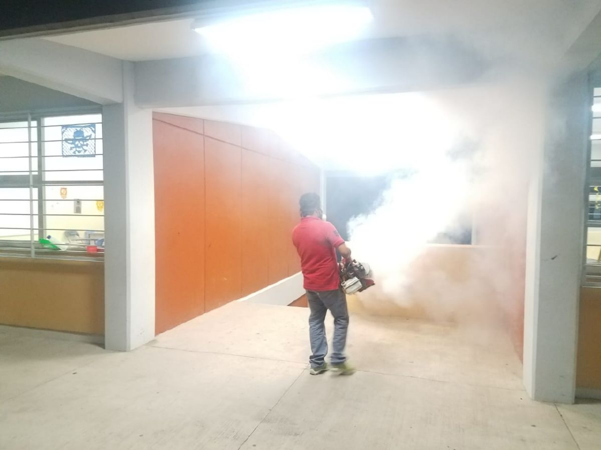 Realizan revisión sanitaria en escuela por hallazgo de garrapatas