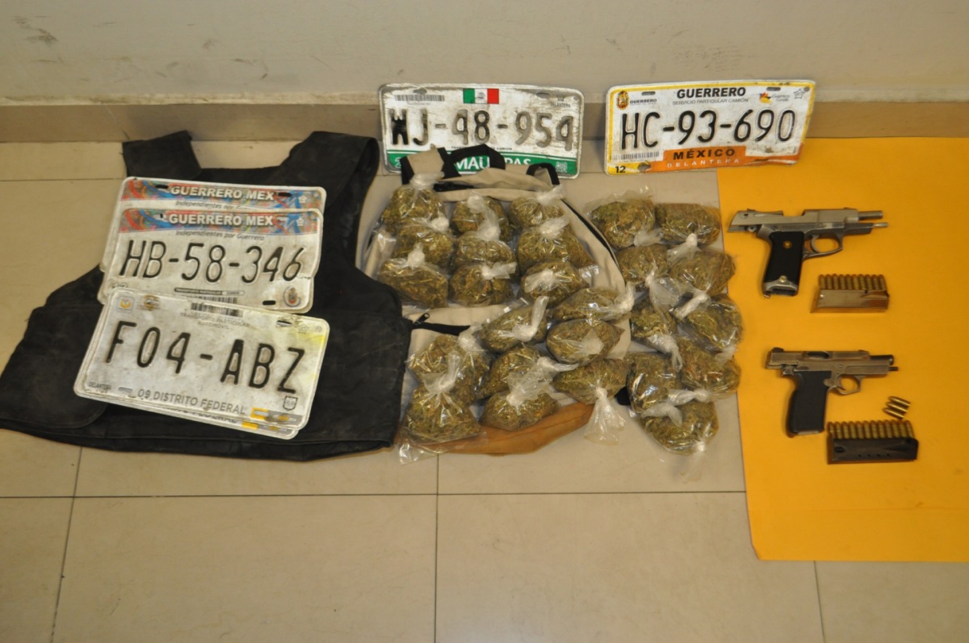 Detienen a un hombre y un adolescente por portación de pistolas y mariguana