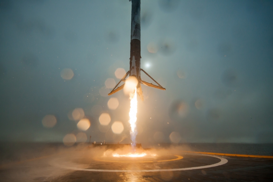 Por qué es tan importante el histórico aterrizaje del cohete de SpaceX sobre una barcaza