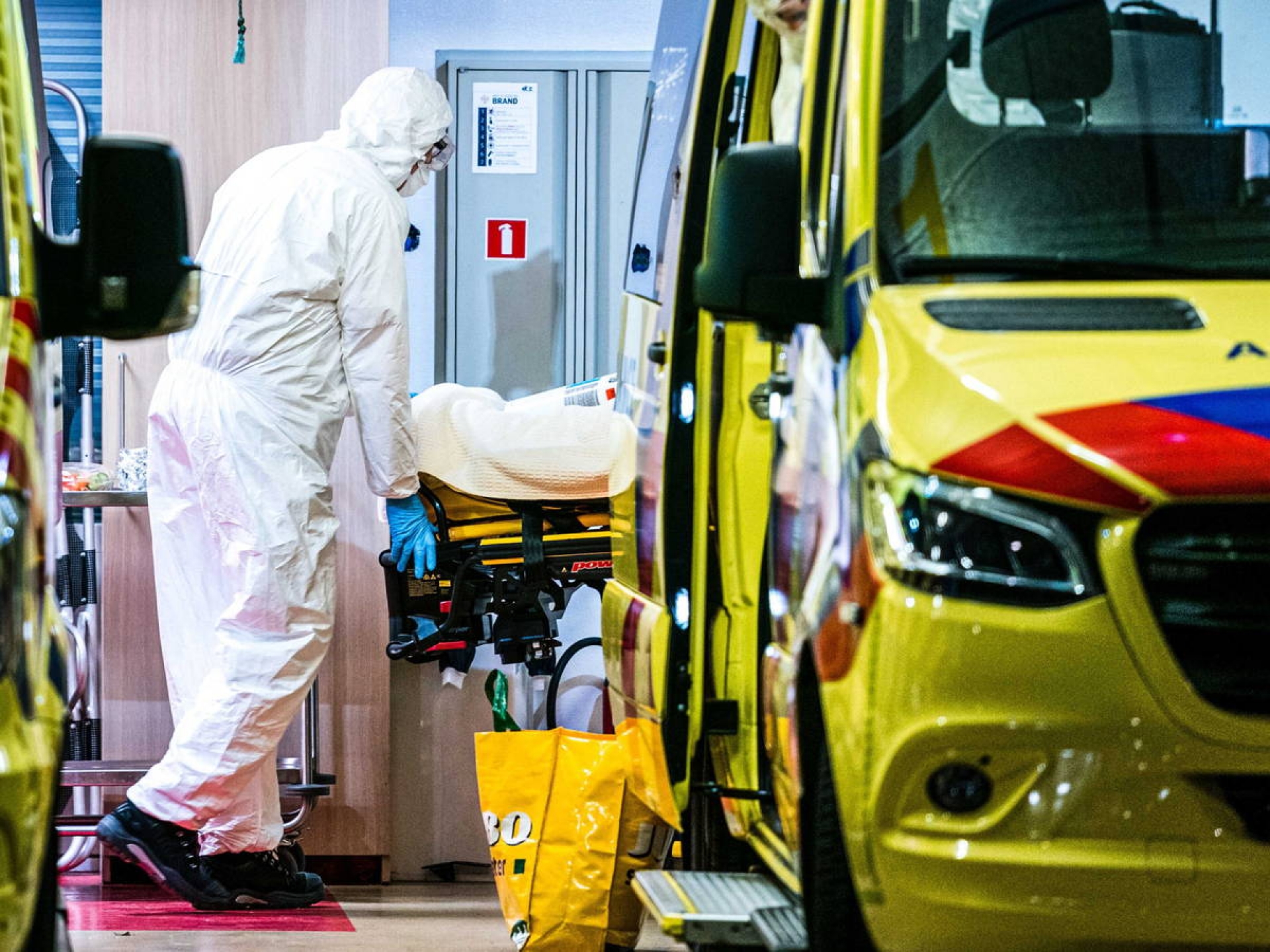 Holanda prolonga toque de queda por COVID-19