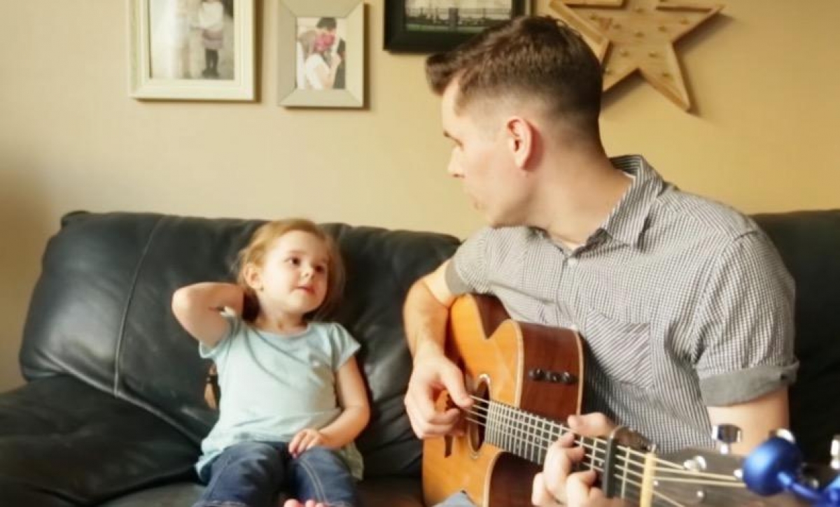 Tierno momento entre padre e hija cantando en YouTube