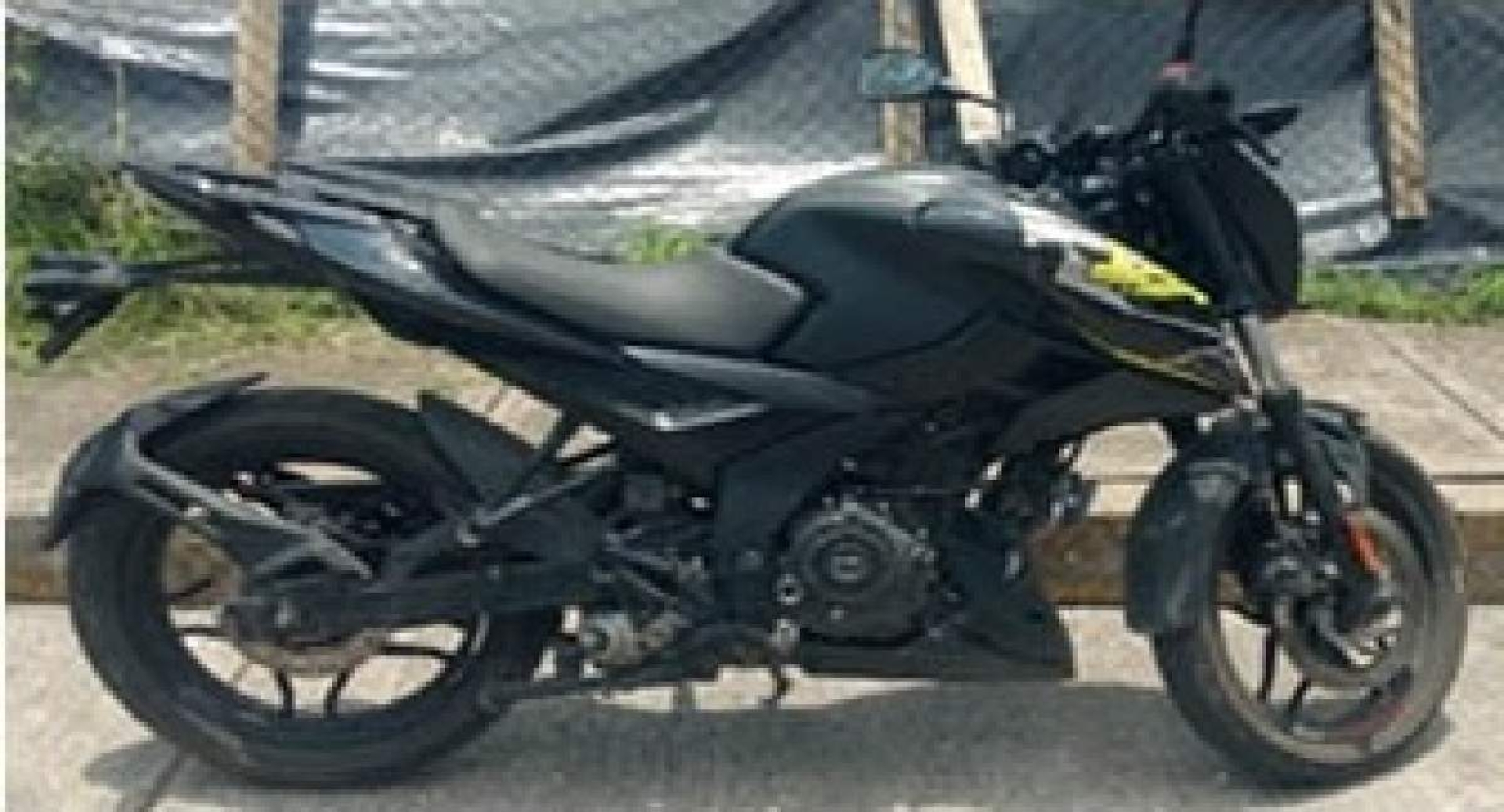 Se paseaban en una motocicleta robada