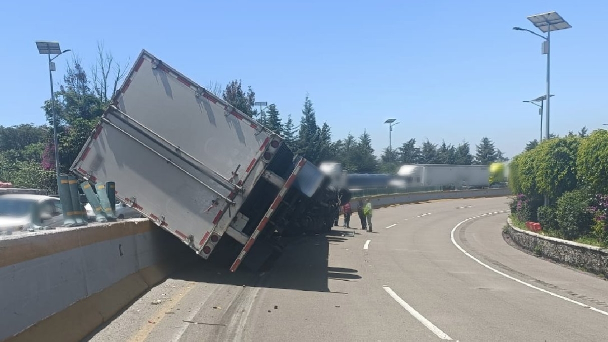 Continúa cierre de circulación tras volcadura de tractocamión en 'La Pera'