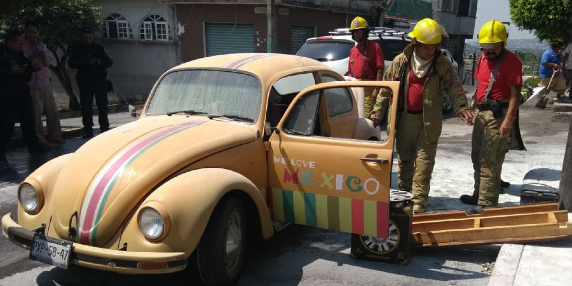Se incendia automóvil en la colonia Estrada Cajigal