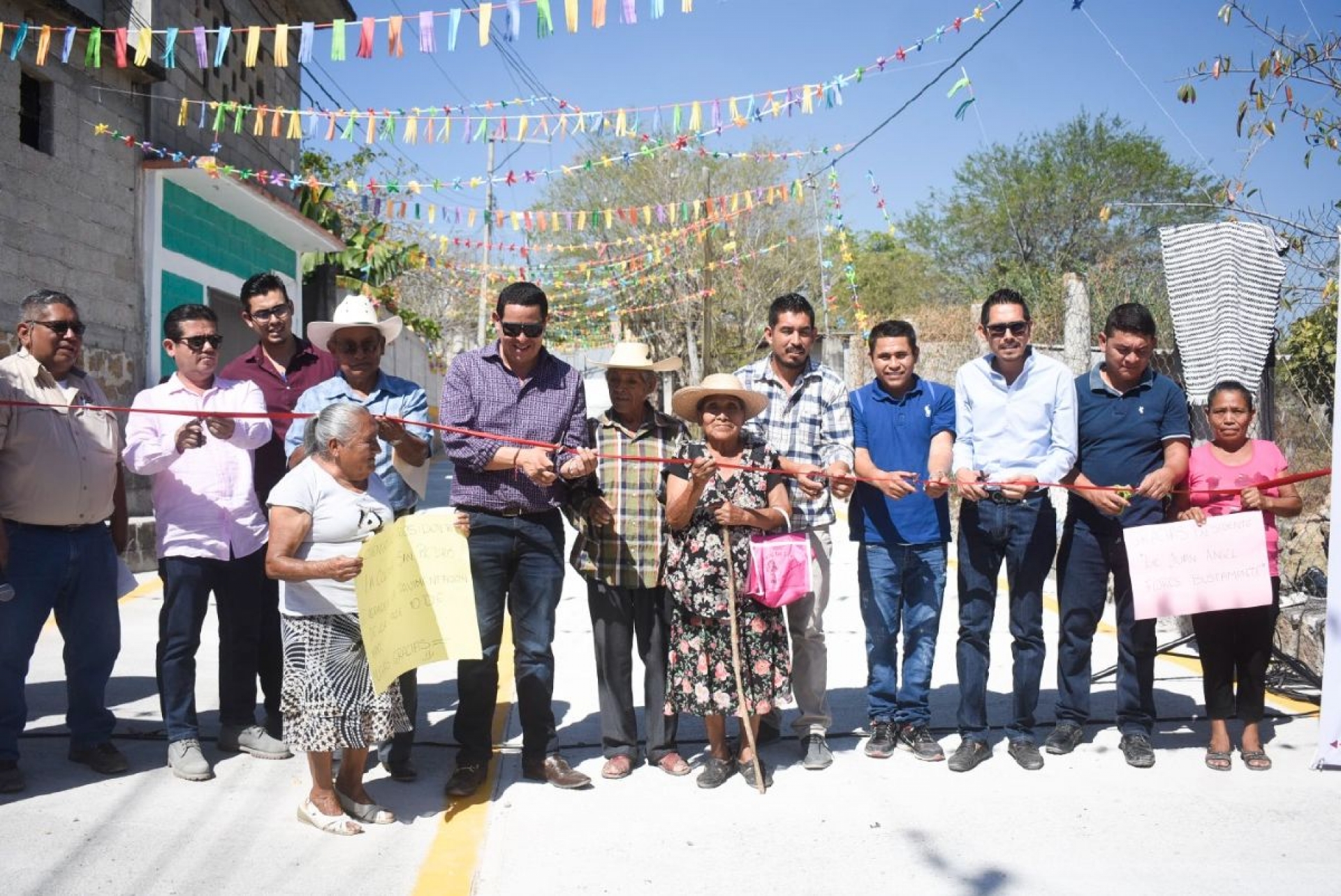 Inauguran pavimentación de calle en Tehuixtla