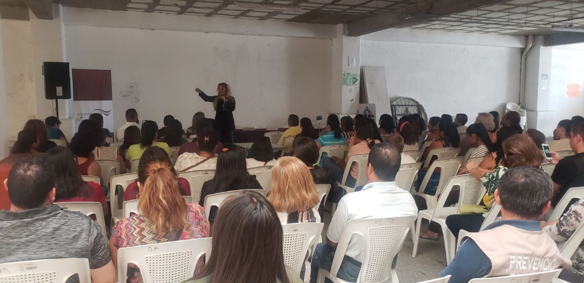 Imparten conferencia sobre emociones de la infancia