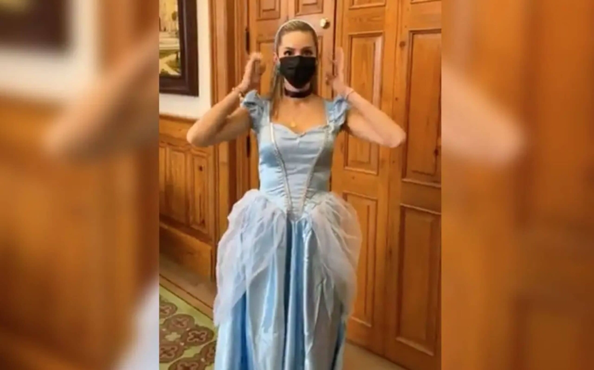 Mariana Rodríguez llega al Palacio de Gobierno vestida de Cenicienta
