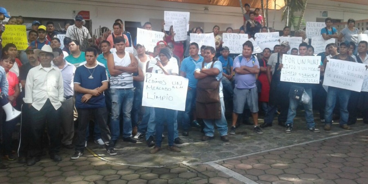 Introductores del mercado ALM se manifiestan en el Ayuntamiento capitalino