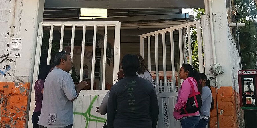 Padres de familia de primaria en Jiutepec amenazan con cerrar carretera a Acapulco