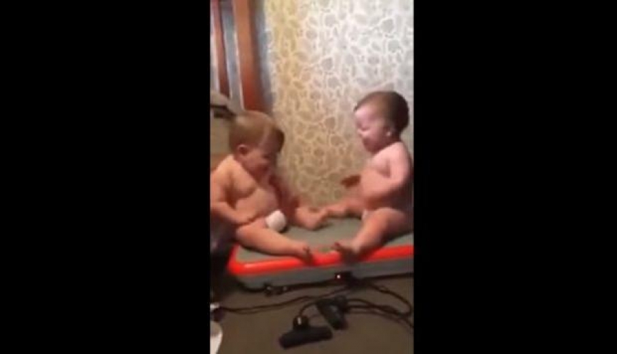 Dos bebés en una máquina de fitness son tendencia en la red