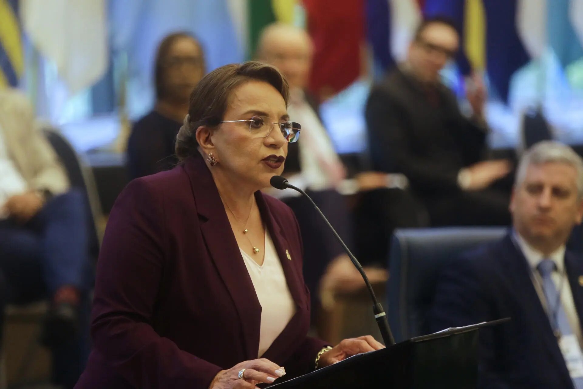 Xiomara Castro advierte con cerrar la base militar de EU si deportan hondureños