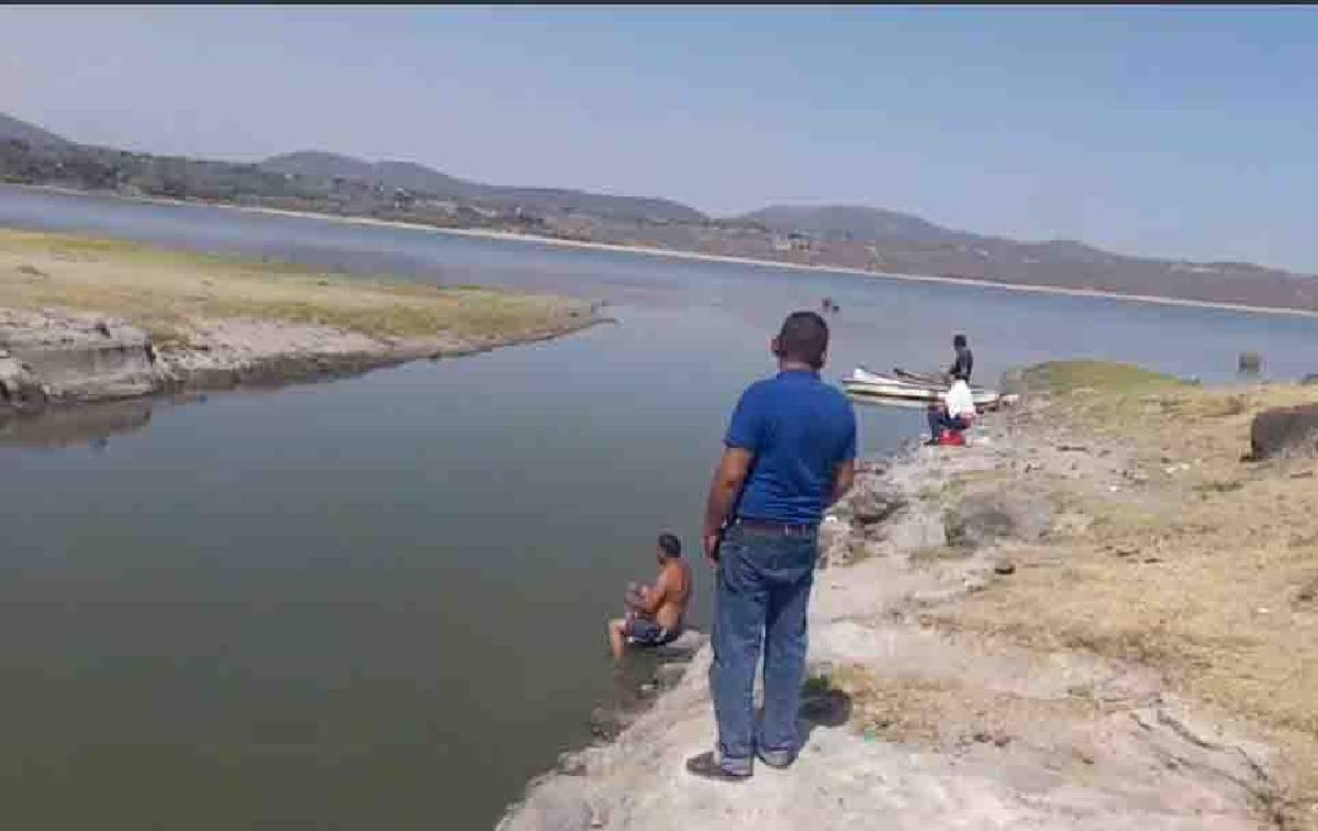 Presa de El Rodeo, en su nivel histórico más bajo: pescadores