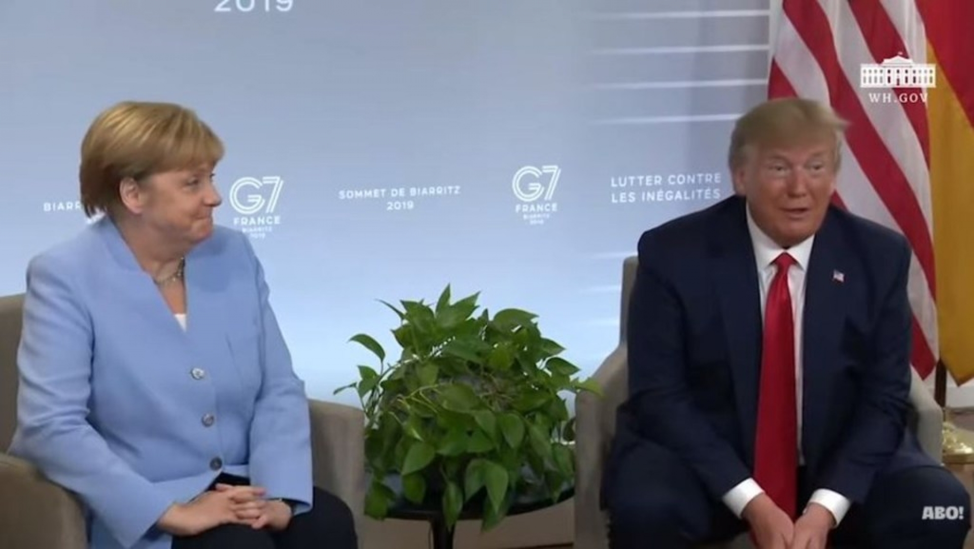 Angela Merkel se burla de Trump por decir que tiene sangre alemana