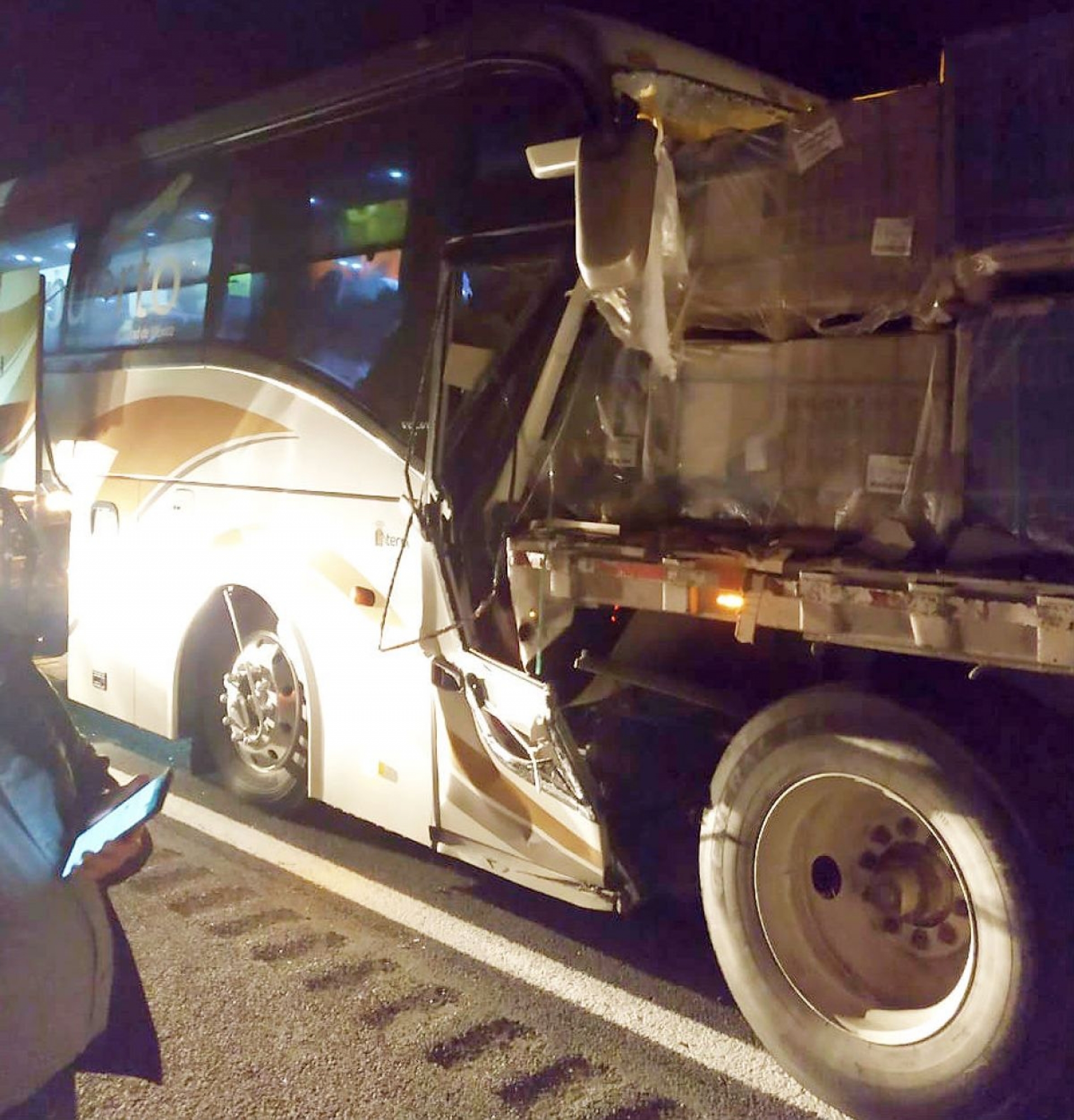 Choca autobús contra un tráiler; hay dos muertos