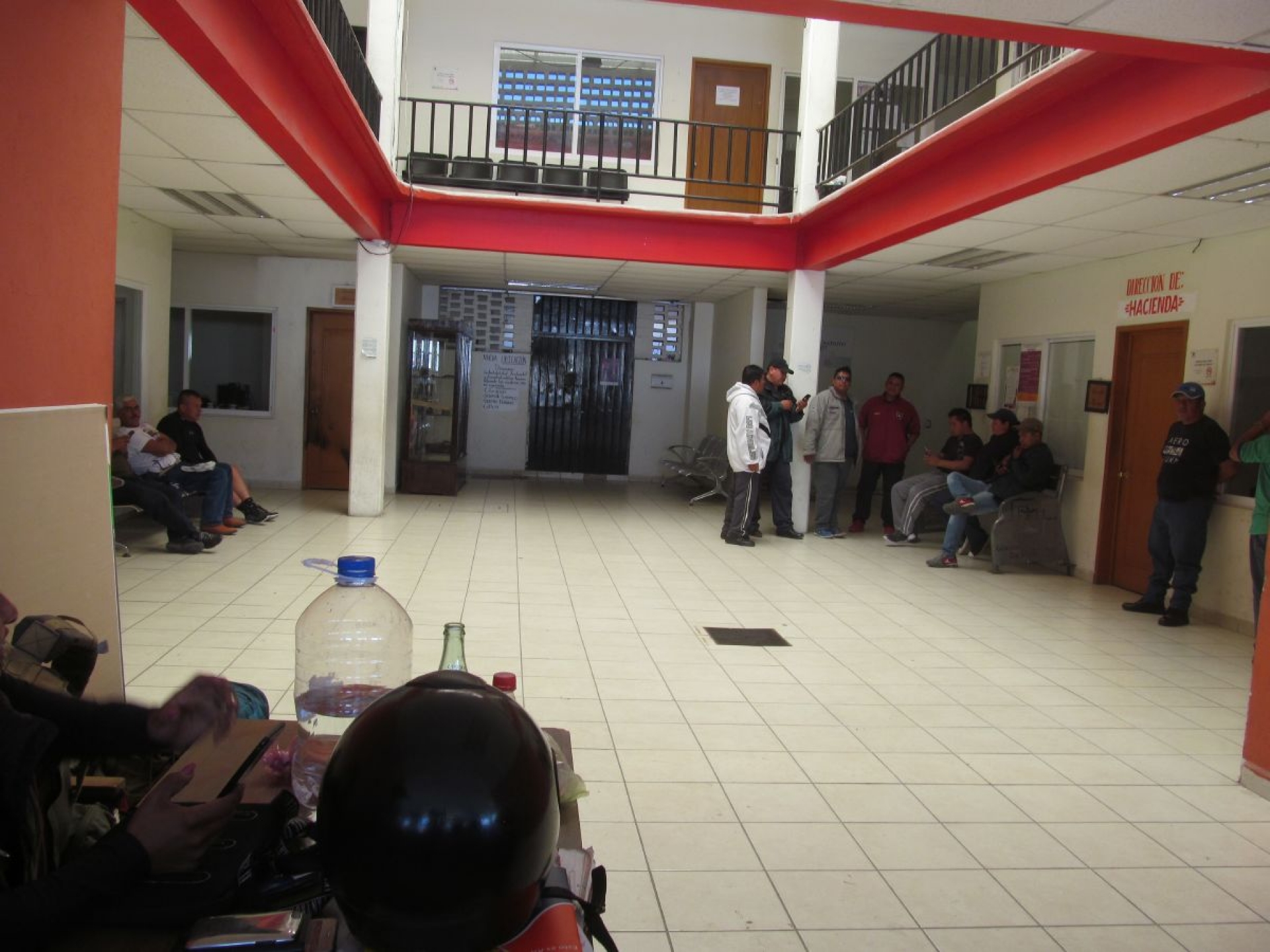 Policías ixtlecos toman nuevamente la presidencia en demanda de pago