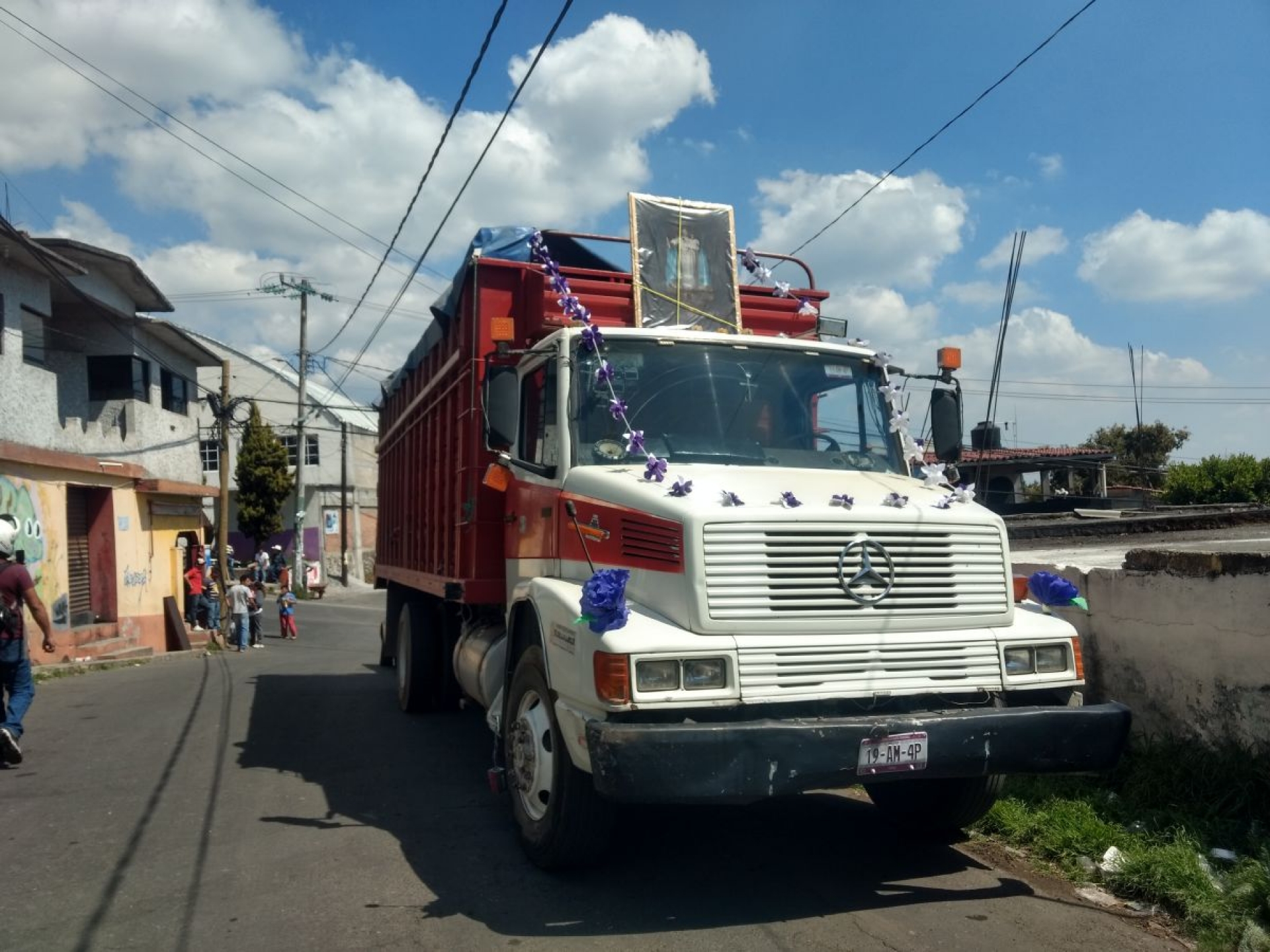 Camión de “chalmeros” se impacta contra dos autos