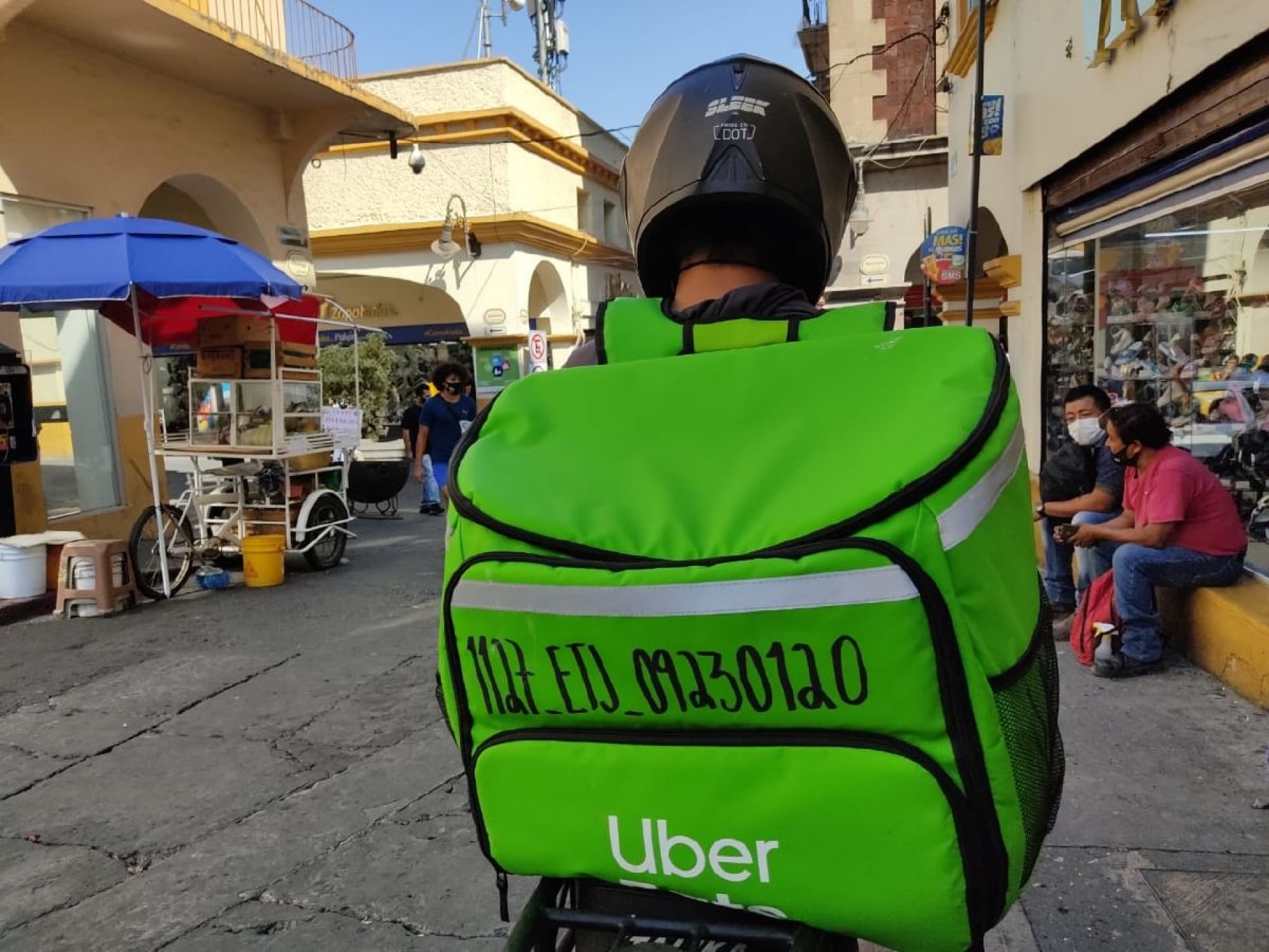 Reparte comida para ahorrar dinero y poner su propio negocio