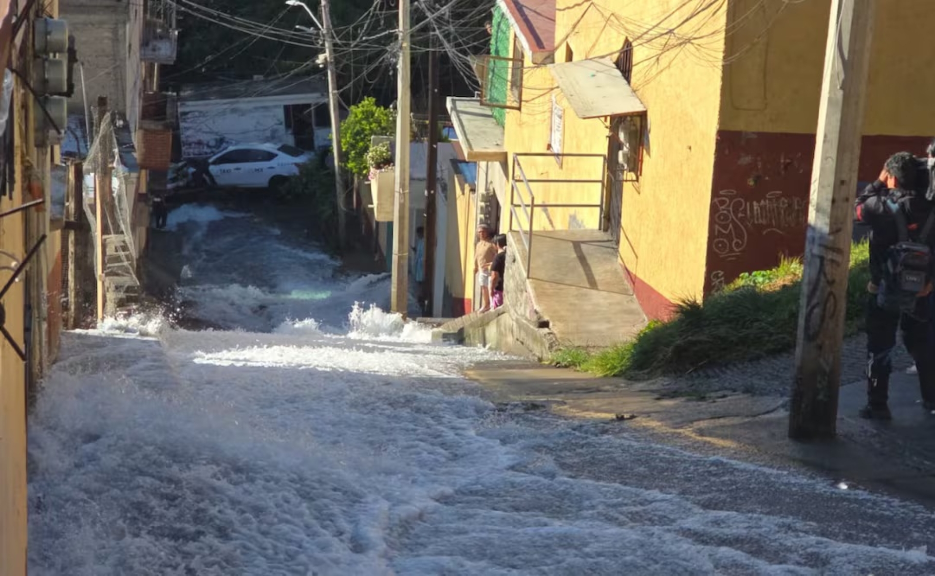 Fuga de agua en Álvaro Obregón afecta cinco viviendas en CDMX