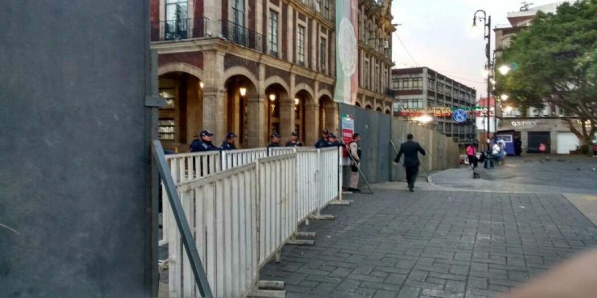 Continúa instalado cerco en Plaza de Armas; prevén autoridades retirarlo hoy