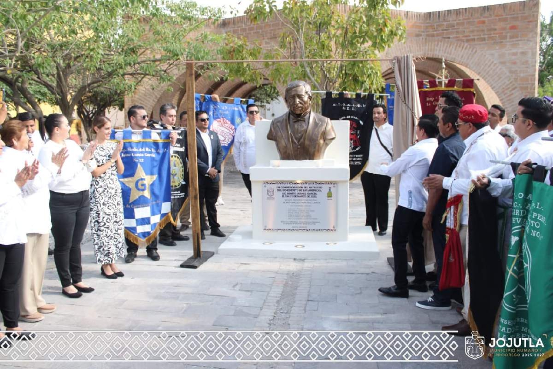 Develan nuevo busto de Benito Juárez en el zócalo de Jojutla