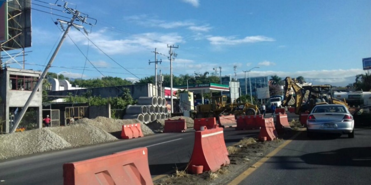 Caen cables de alta tensión en el libramiento Cuernavaca; incidente provocó cierre a la circulación