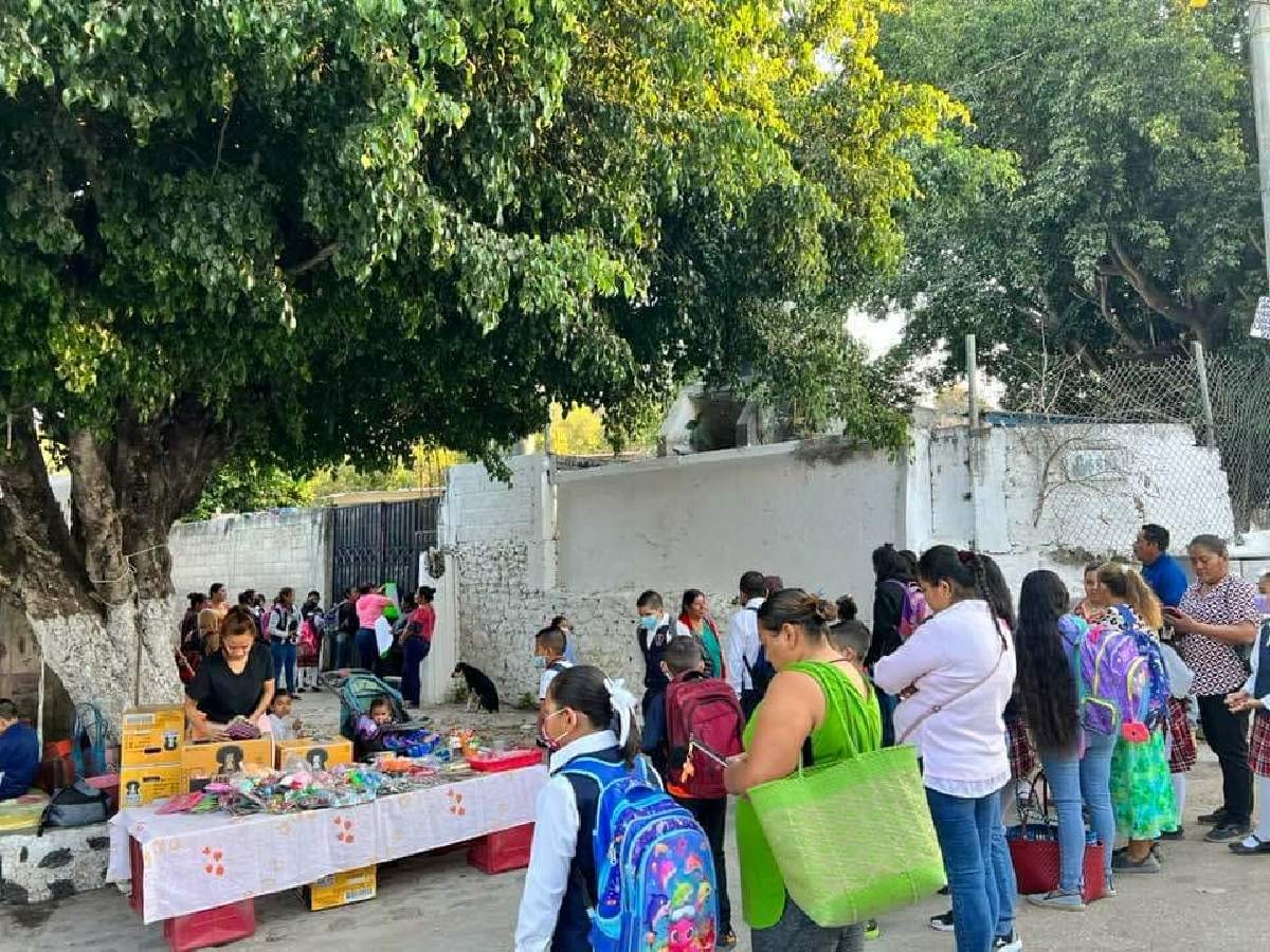 Toman primaria ixtleca para exigir asignación de maestro