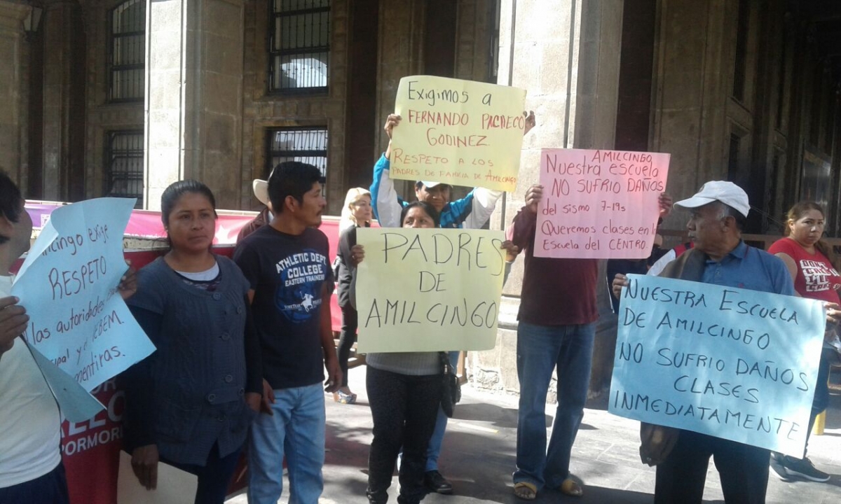 Lo último: Protestan padres de familia en contra de reubicación del plantel escolar