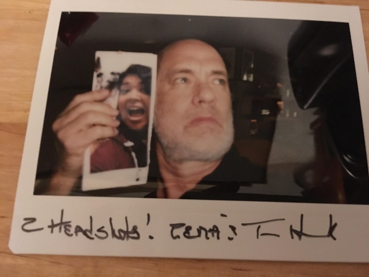 Tom Hanks ayuda a fan a ganar apuesta