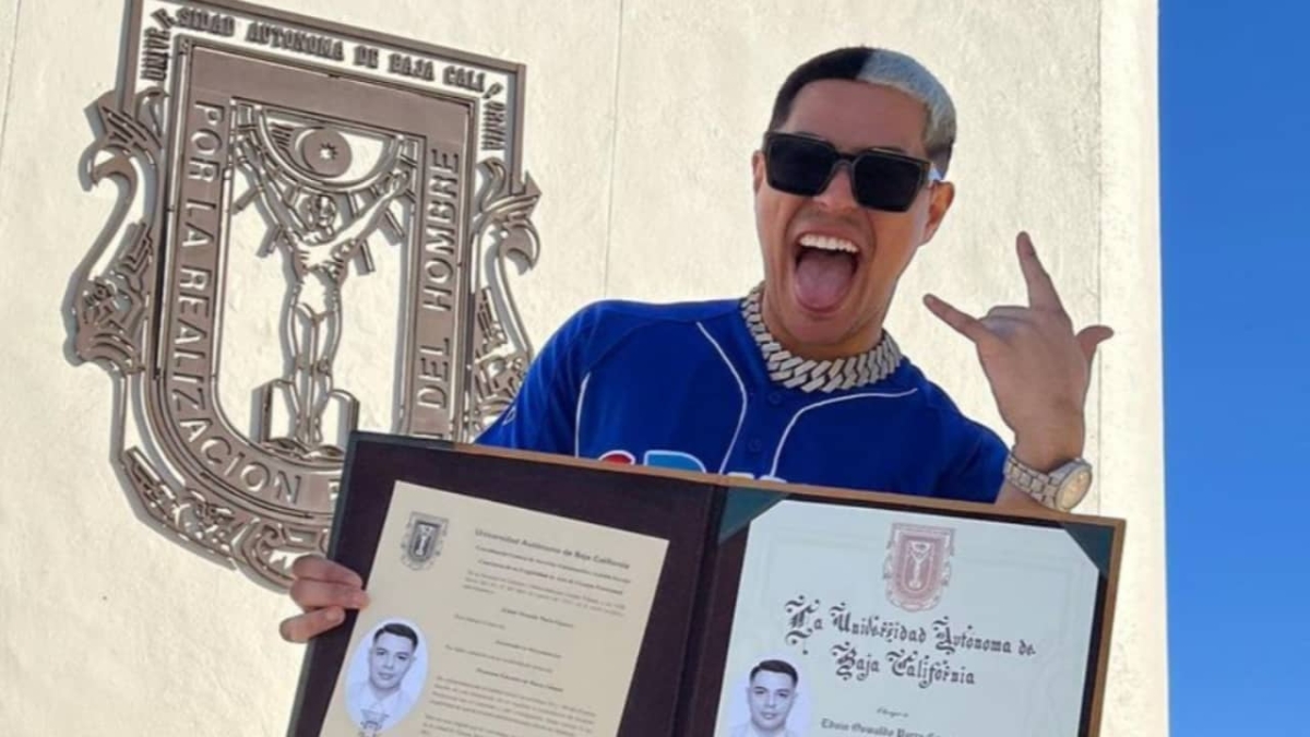 ¡Ya es licenciado! Vocalista de Grupo Firme, Eduin Caz presume su título universitario