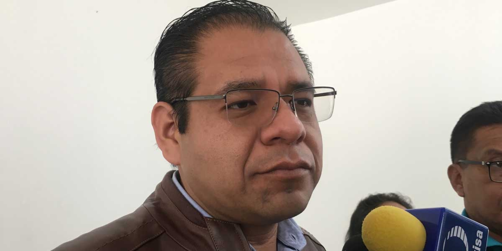 Se ampara diputado para mantener ingresos