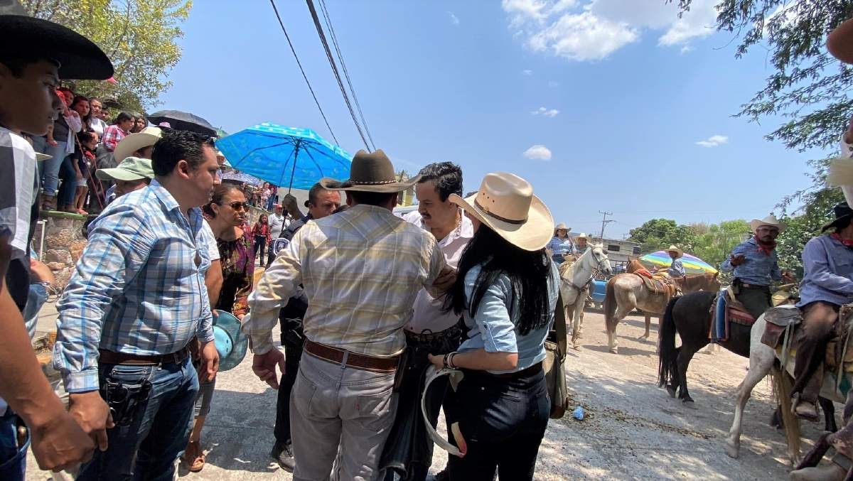 Cae de su caballo el senador Ángel García Yáñez durante cabalgata