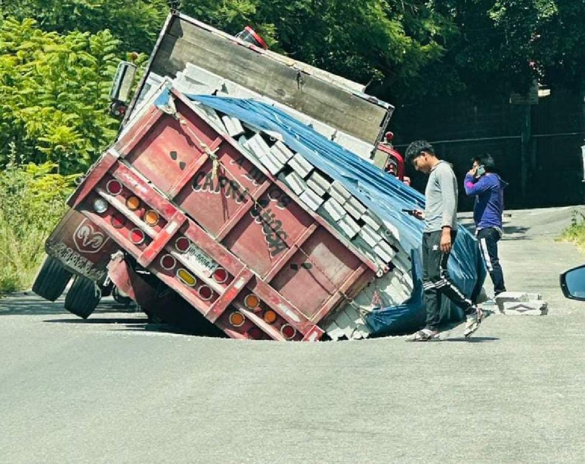 Se hunde camión en Lomas de Ahuatlán