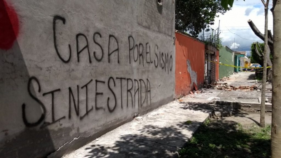 A la mitad, demolición de casas dañadas por sismo en Miacatlán