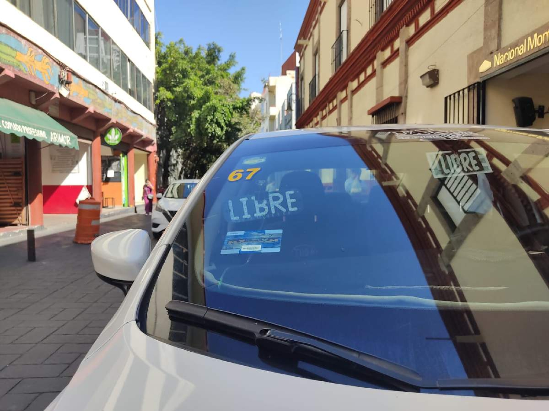 Después de conducir autobuses, ahora es taxista