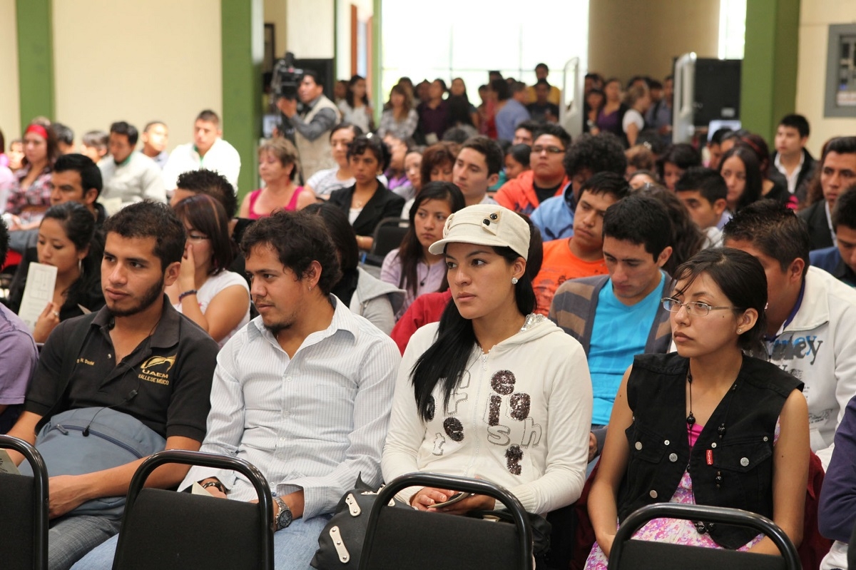 Reparten a los estudiantes de preparatoria y licenciatura compendio de legislación universitaria