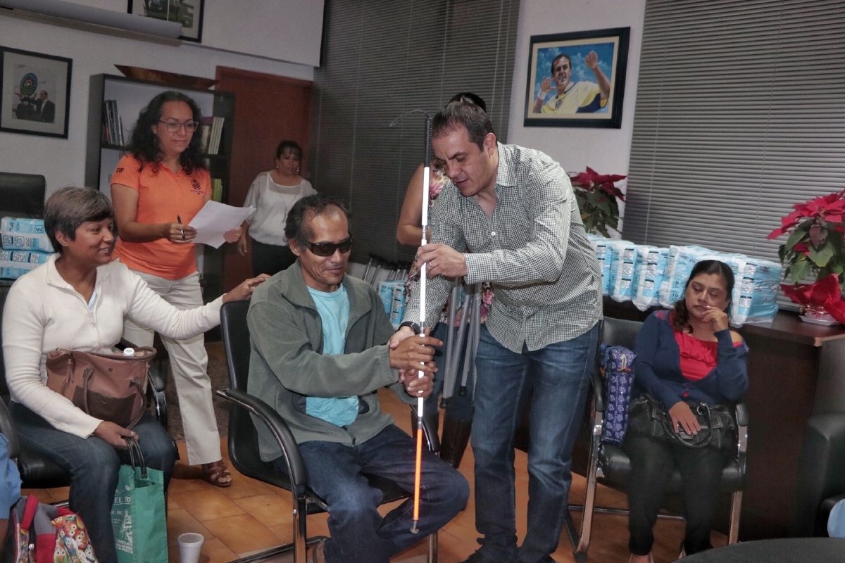 Apoya Cuauhtémoc Blanco a adultos mayores de Cuernavaca
