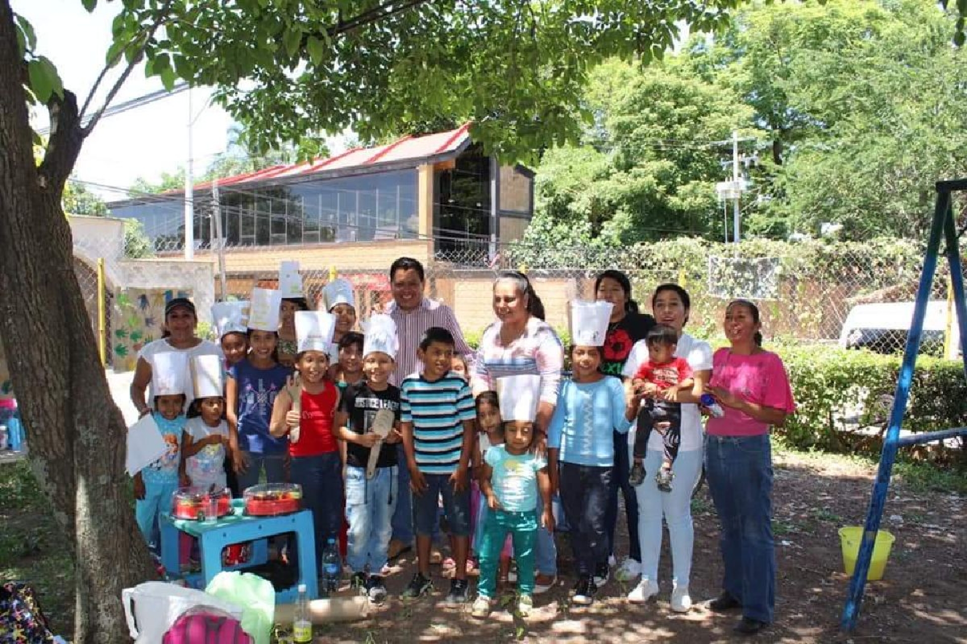 Israel Andrade visita a los niños del curso de verano “Manitas Creativas”