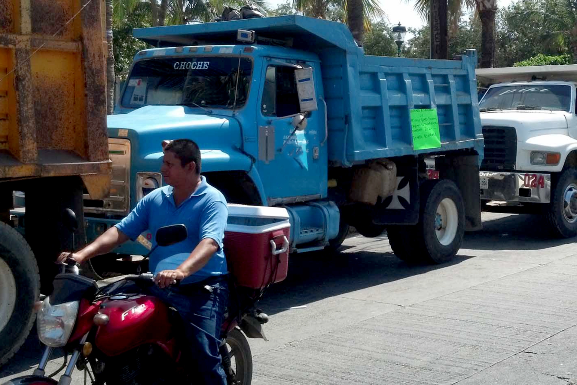 Camioneros de la obra de ampliación de la autopista a Cuautla se quejan de que no les pagan