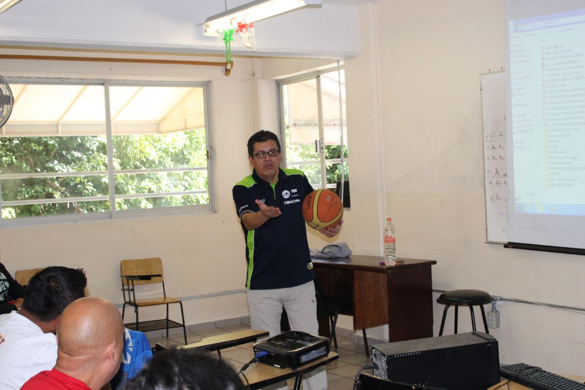 Ofrecen clínica de basquetbol a silbantes morelenses