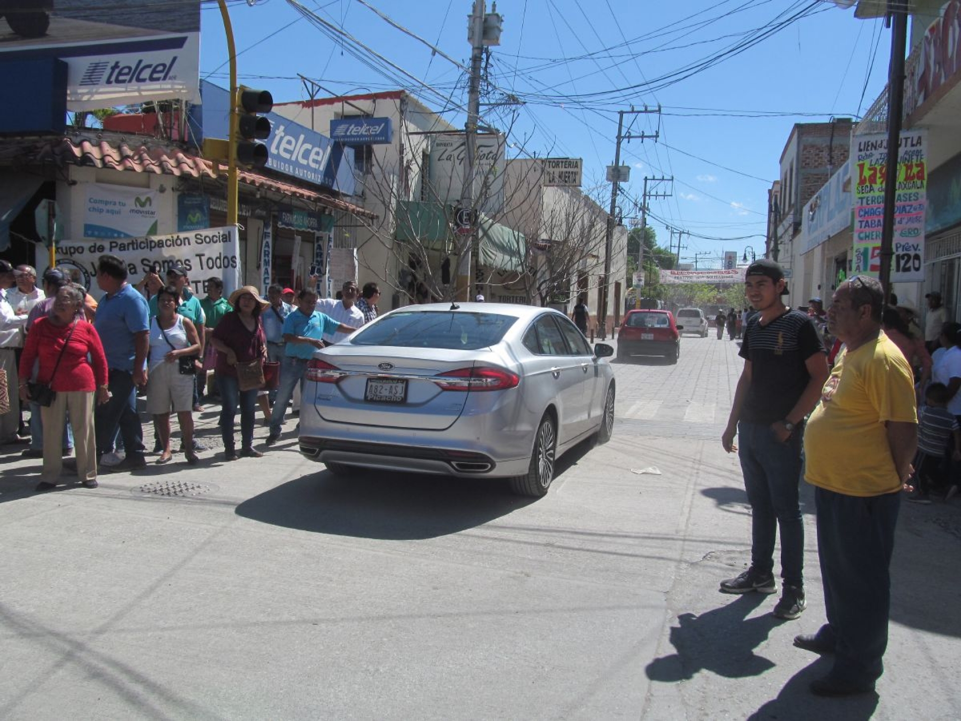 Comerciantes “inauguran” por la fuerza avenida principal de Jojutla