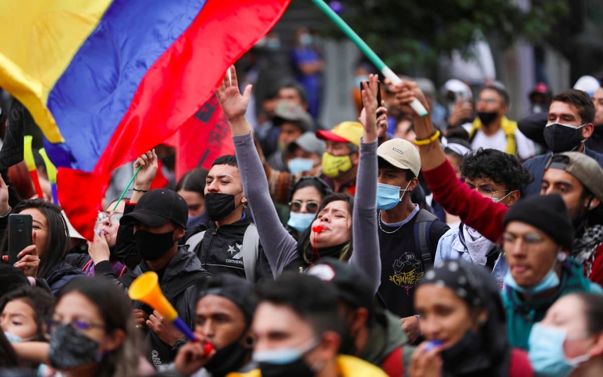 ¡Violencia en Colombia!: Reforma tributaria, protestas, militarización de ciudades y amenazas