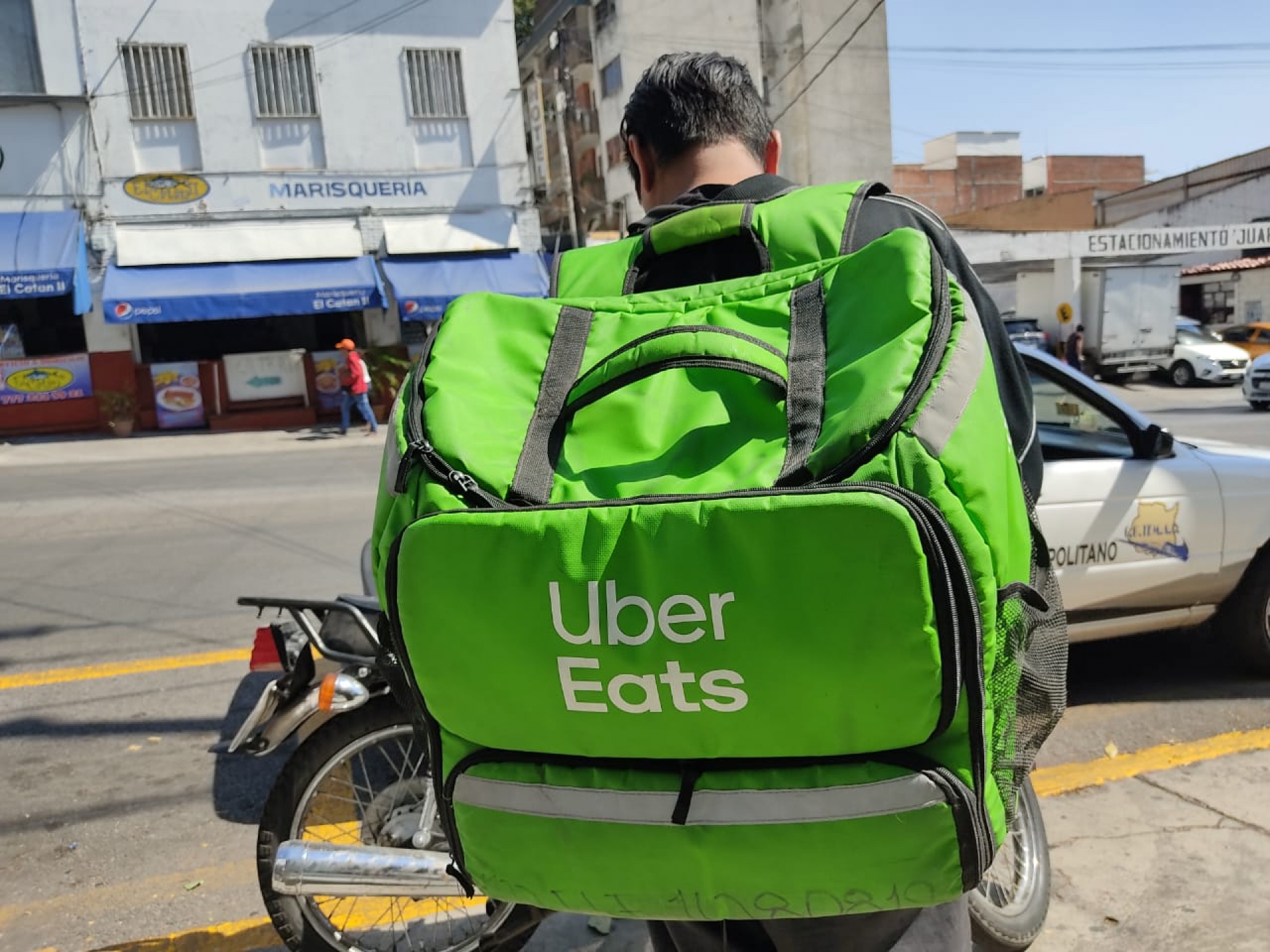 Tiene una papelería, pero por falta de ingresos reparte comida