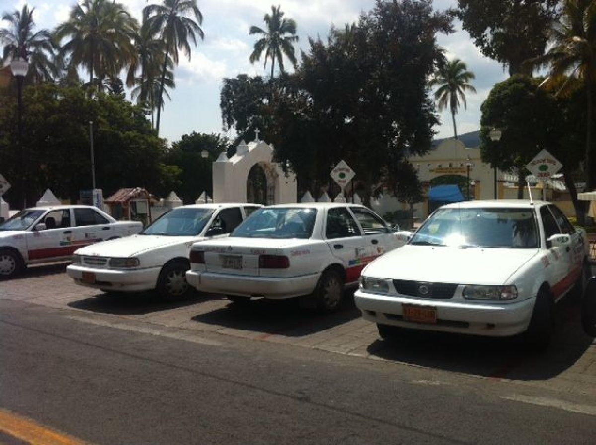 Acusan a la SMyT de permitir invasión de taxis en la zona poniente