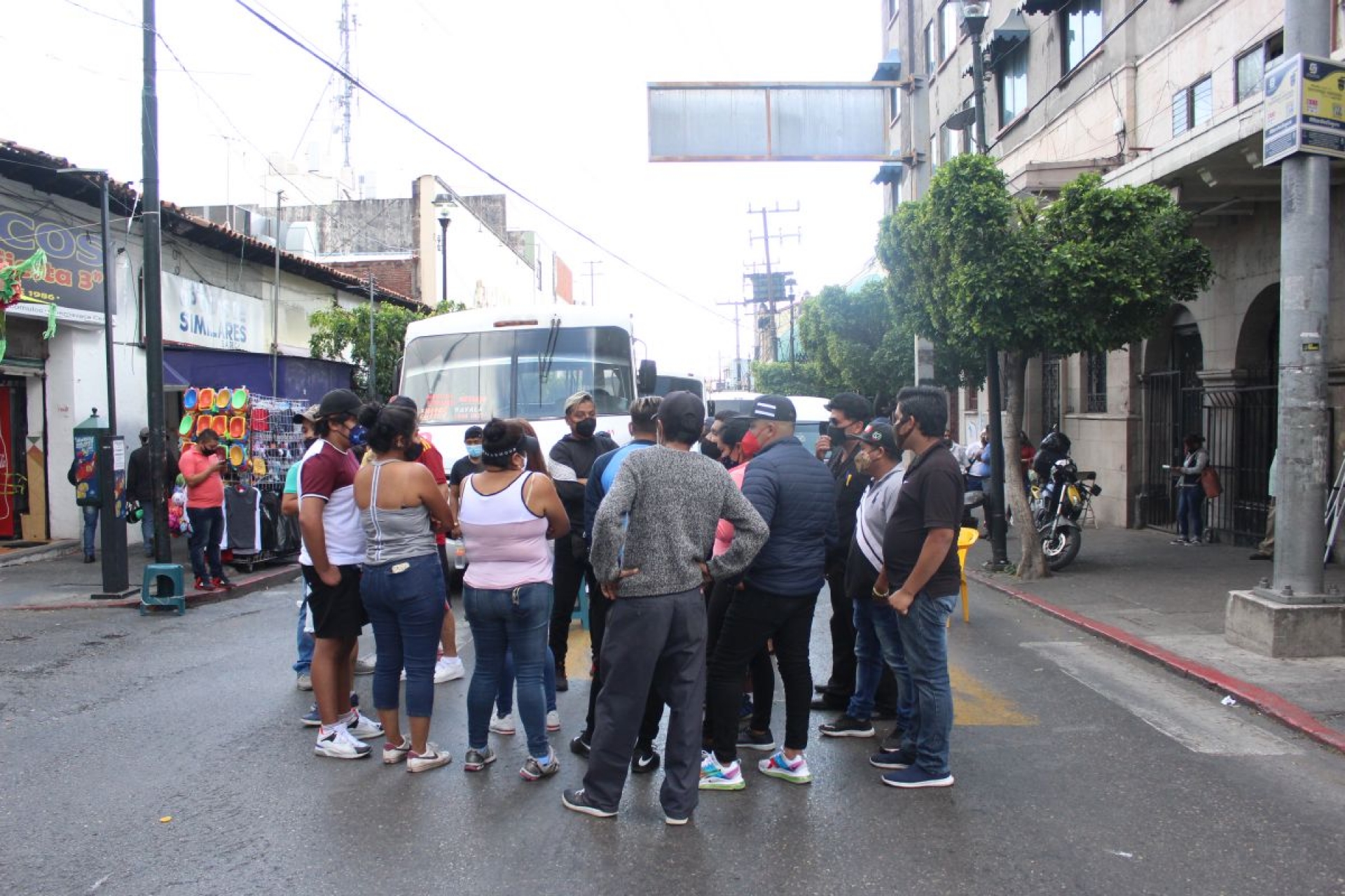 Ambulantes del parque San Juan insisten en ocupar la vía pública
