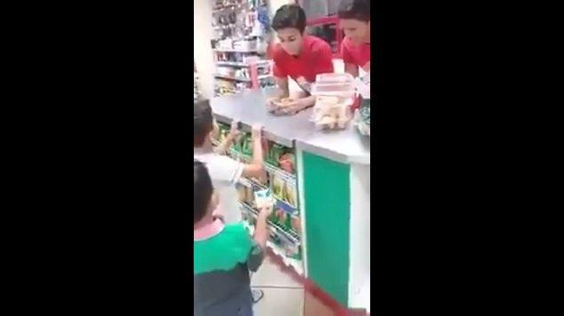 VIDEO: "Oye, ¿nos perdonas?"; niños regresan los chicles que robaron