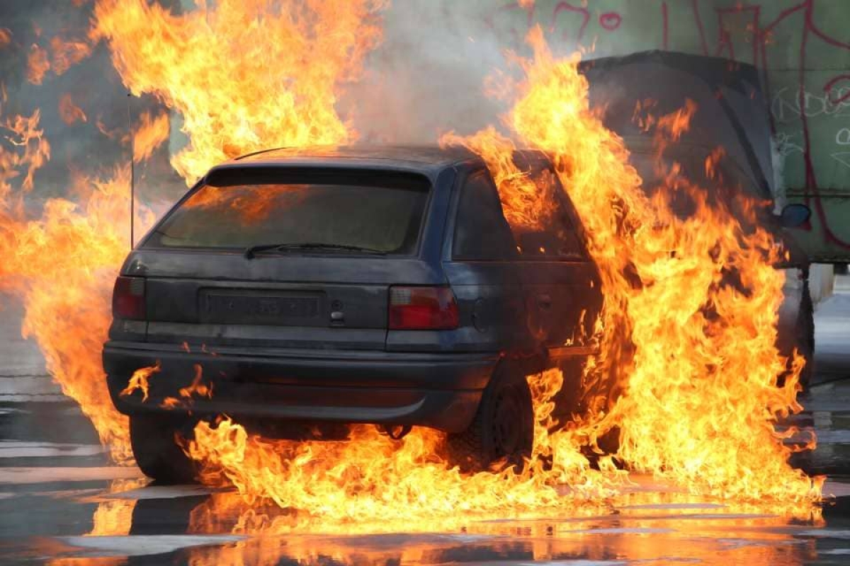 Mujer prende fuego al auto de su novio por infiel