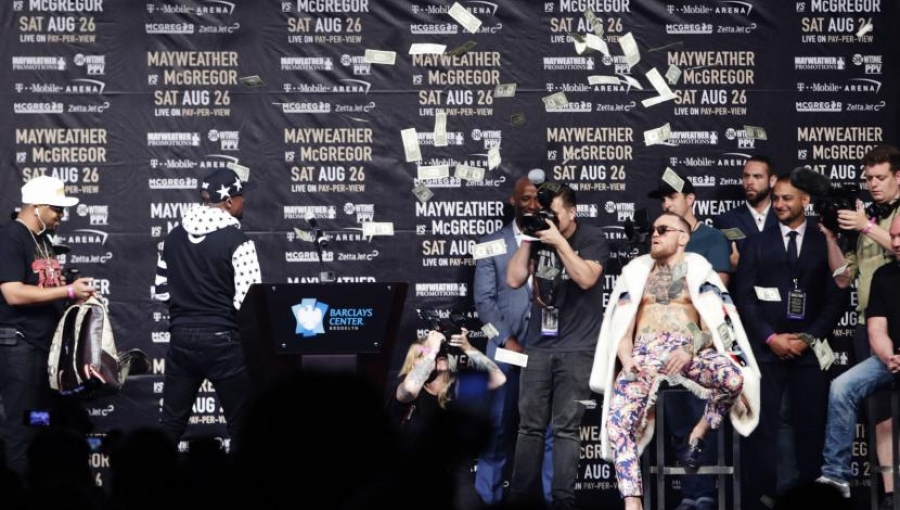 VIDEO: Mayweather arroja “lluvia de billetes” a McGregor